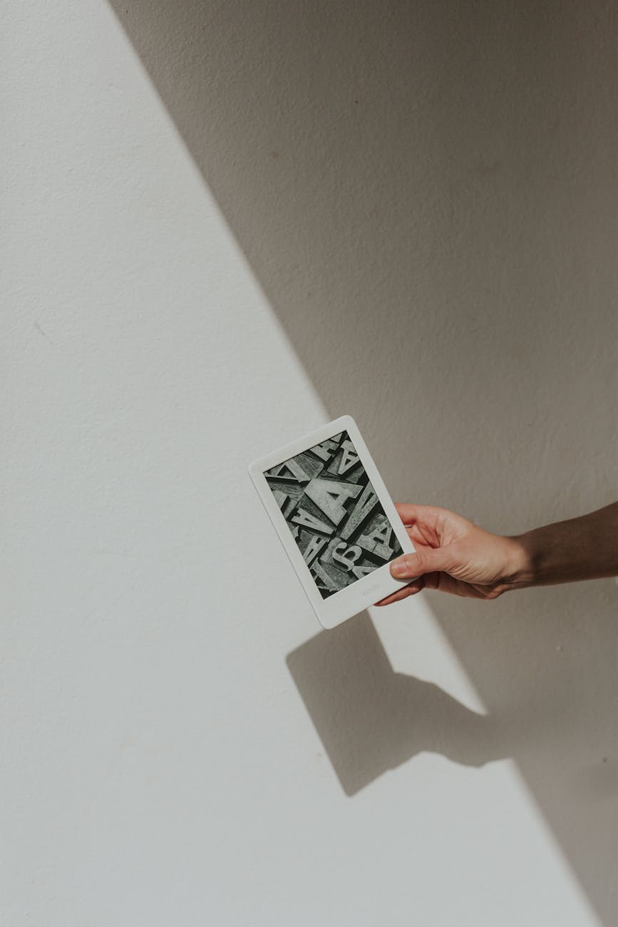 Pourquoi Kindle Unlimited cartonne en 2026 ? Avis et alternatives 📚