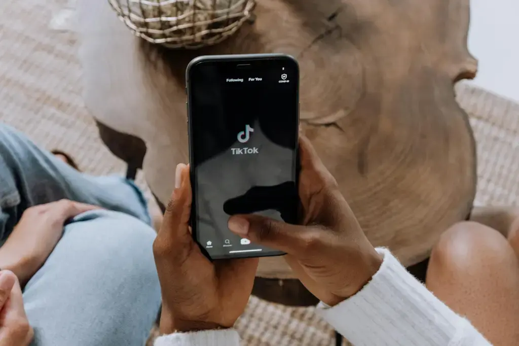 L’effet TikTok sur la lecture : comment #BookTok change l’industrie du livre