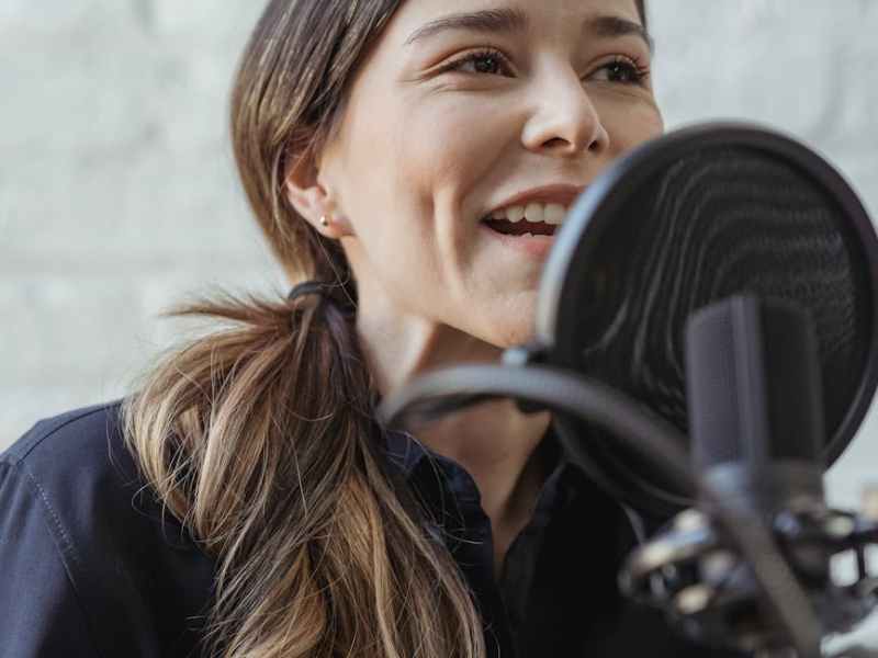 Les 10 meilleurs podcasts de développement personnel à écouter pour booster votre quotidien en 2026&nbsp;🎧✨