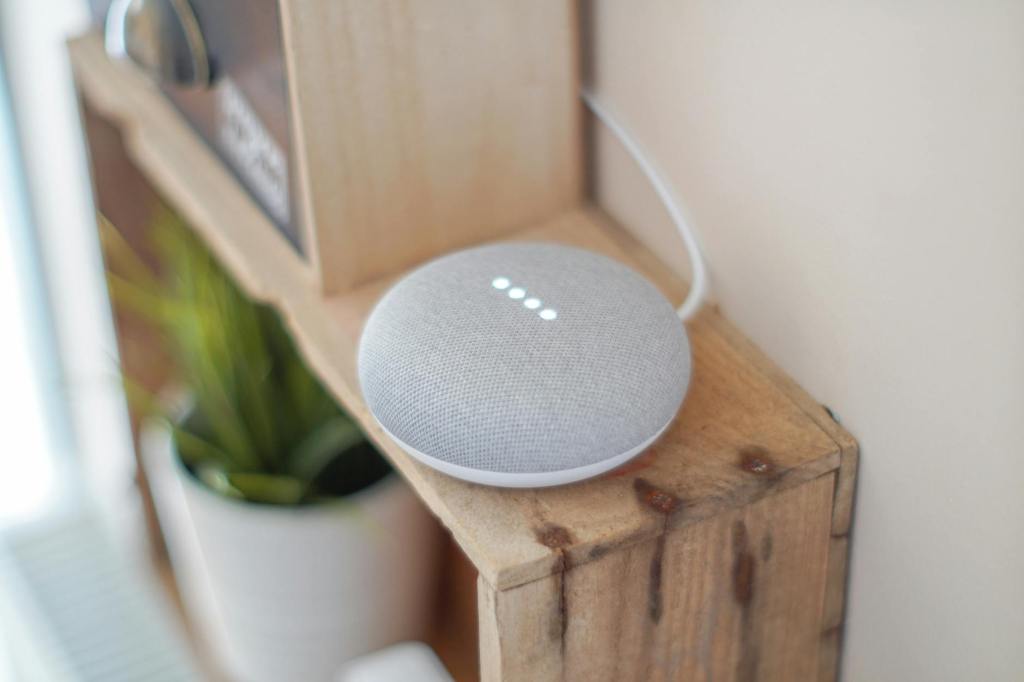 Amazon Echo Dot vs. Google Nest Mini : quelle enceinte connectée pour votre maison en 2025 ?&nbsp;🏠🗣️