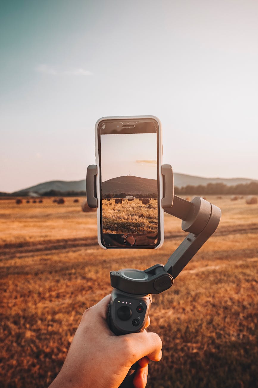 DJI Osmo Mobile SE vs. Zhiyun Smooth 5S : quel stabilisateur pour des vidéos de vacances fluides en 2026 ? 📹🌍