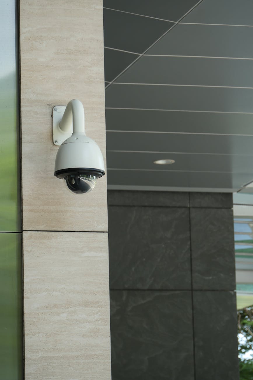 Caméra de sécurité extérieure : Arlo Pro 4 vs. EufyCam 3, laquelle choisir pour protéger sa maison en 2026 ?